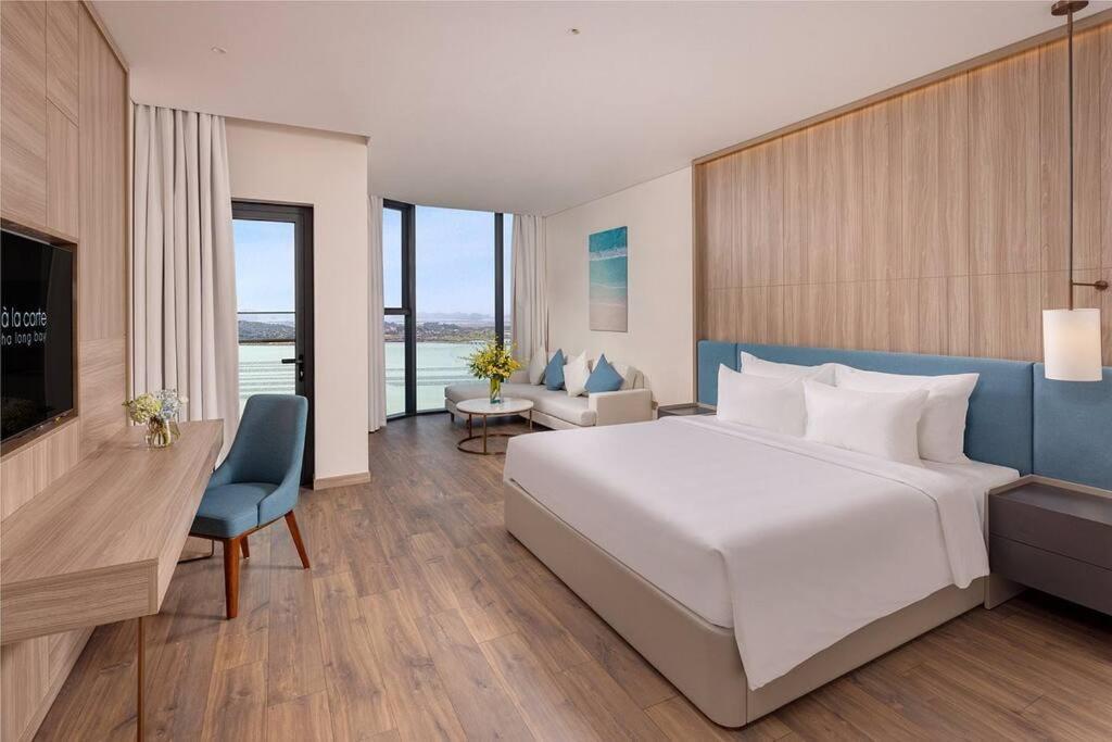 Modern Beachfront At Bay Apartment