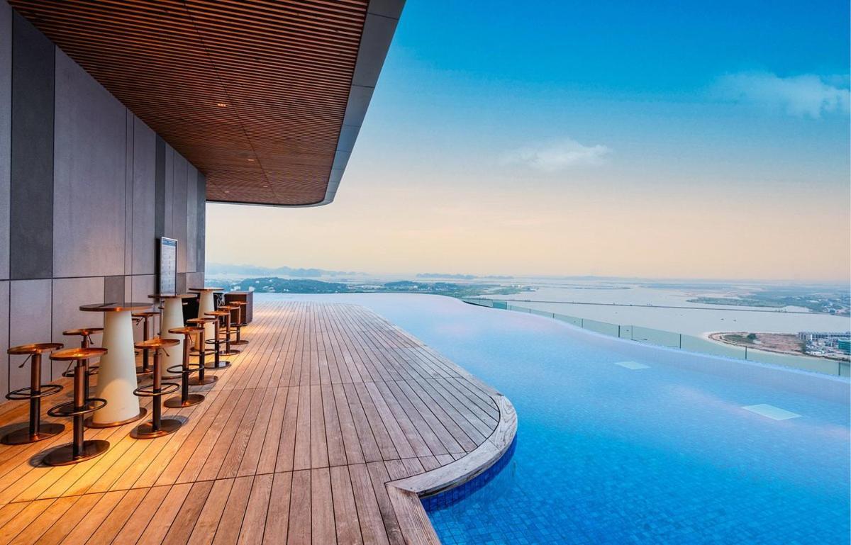 Modern Beachfront At Bay Apartment
